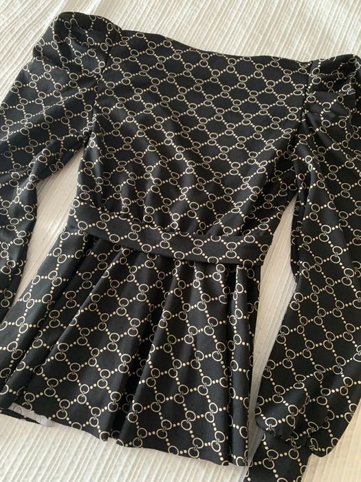 Camisa preta e dourada da New Yorker