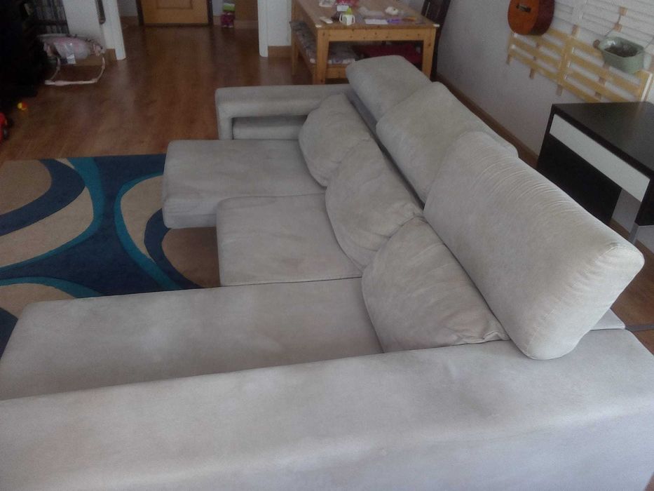 Sofá com chaise longue e dois bancos