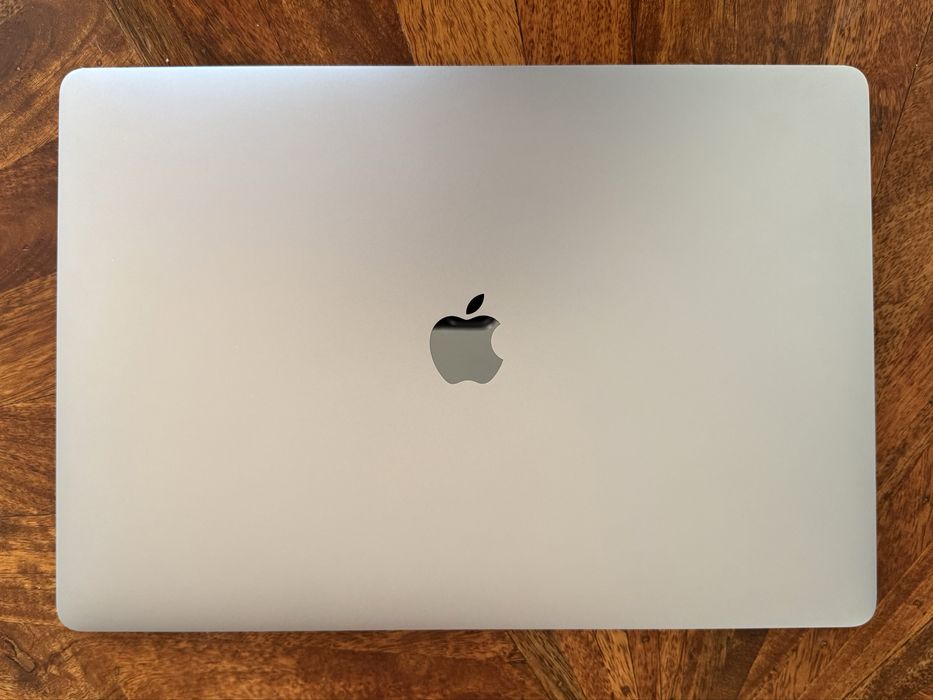 Macbook Pro 15” i7 Quad-core Touchbar 1TB SSD 16GB RAM Radeon Pro 560 Graphics 4GB