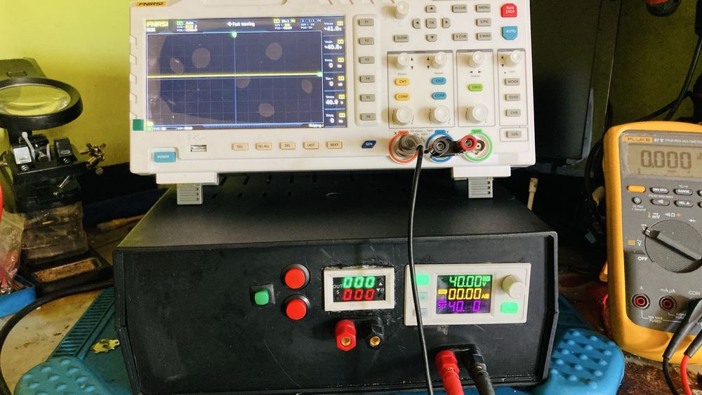 Zgrzewarka elektrooporowa, linniowy zasilacz laboratoryjny. Dwa ransformatory toroidalne 1200 W połaczone czeregowo. Napięcifiltr DC 50V zasilania