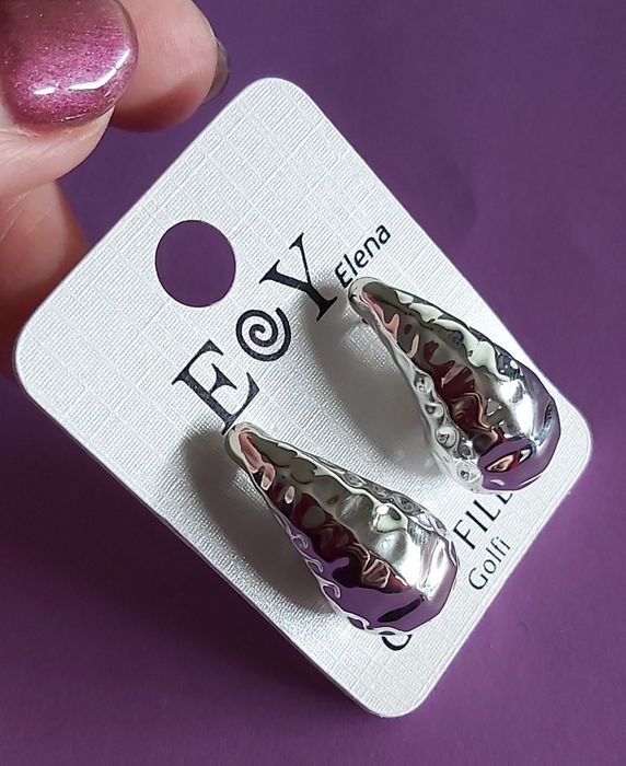 Brincos "gota" dourados e prateados. De pico.