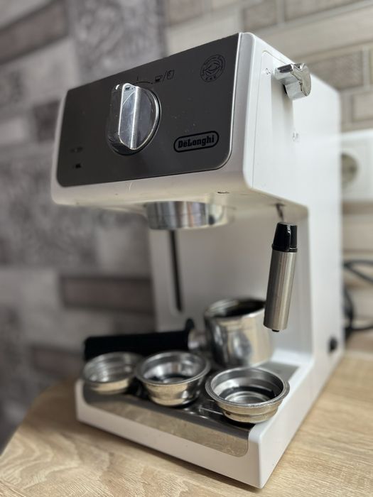 Продам кавомашину Delonghi, відмінний стан , на 2 чашки , є капучинато