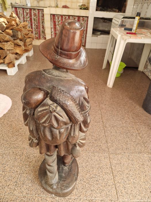 Estátua de madeira com 90cm