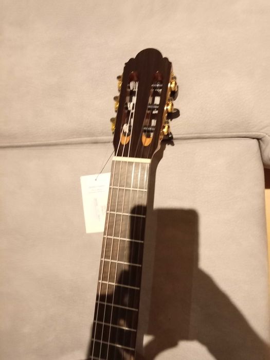 Guitarra clássica acústica com afinador e equalizador incluídos.