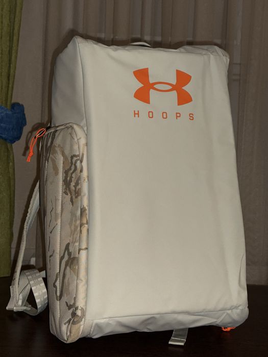 Бежева спортивна сумка-рюкзак UA Contain Duo MD BP Duffle-BRN