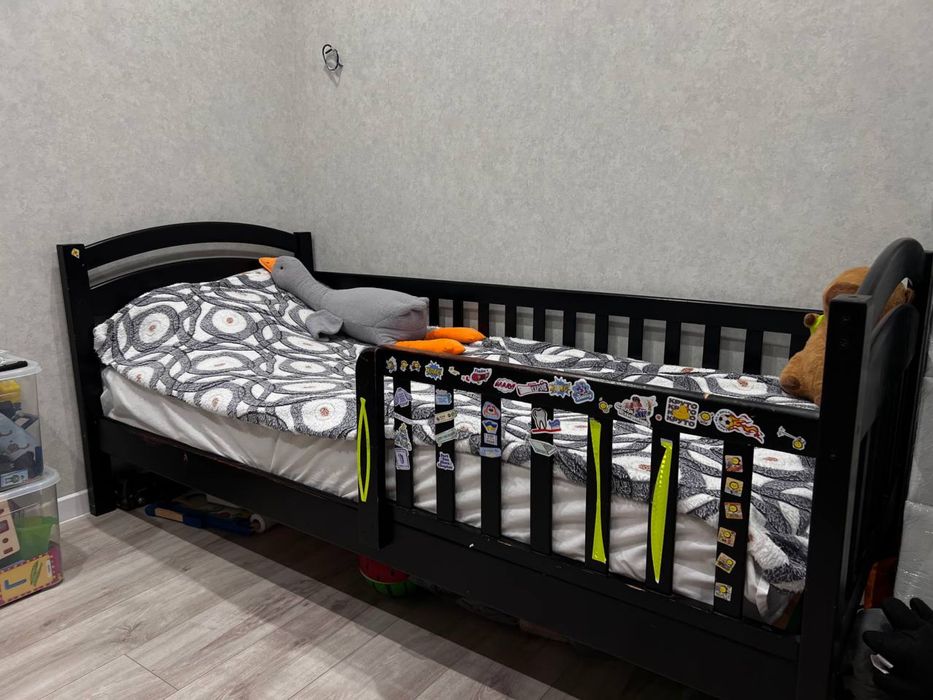 Двоповерхове ліжко з матрацами