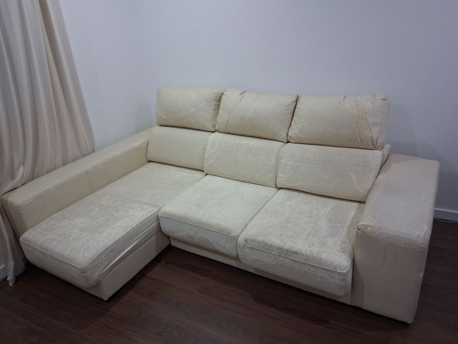Sofá com chaise long