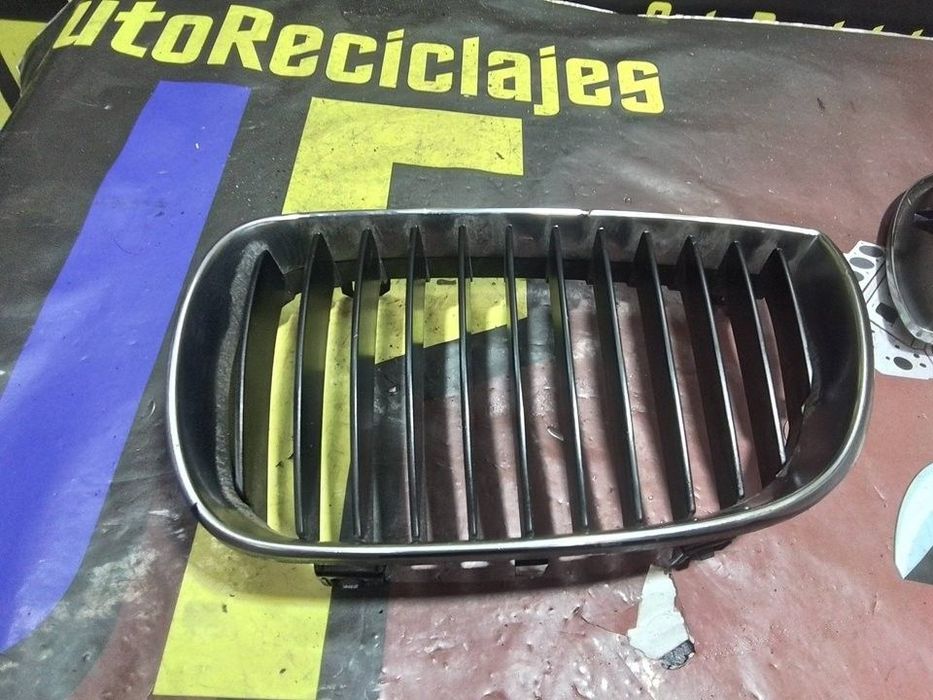 GRELHA FRONTAL BMW 1 2004