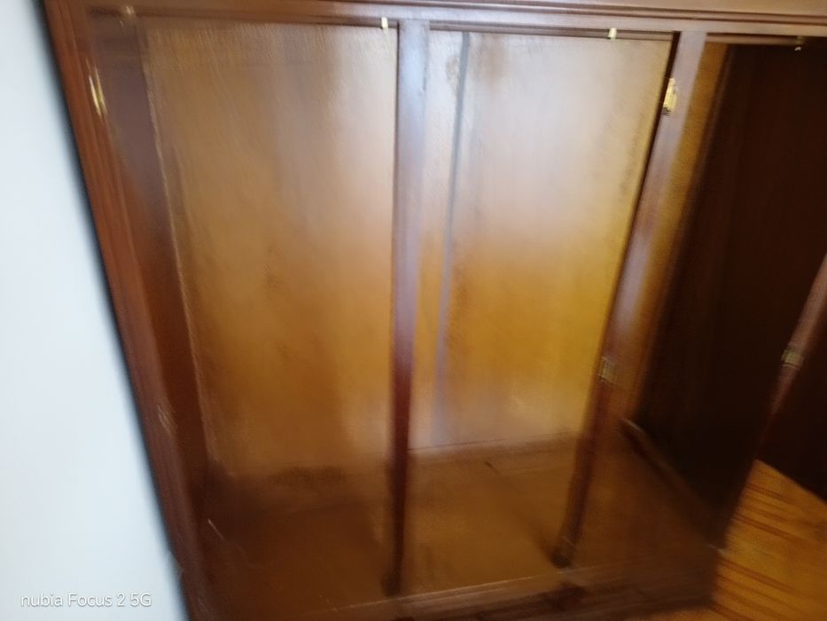 Roupeiro de třes portas e třes gavetas