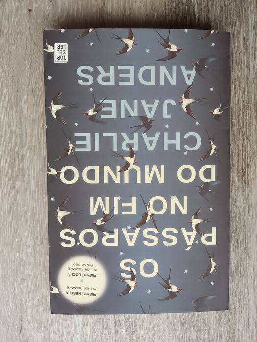Livro "Os pássaros no fim do mundo" - Charlie Jane Anders