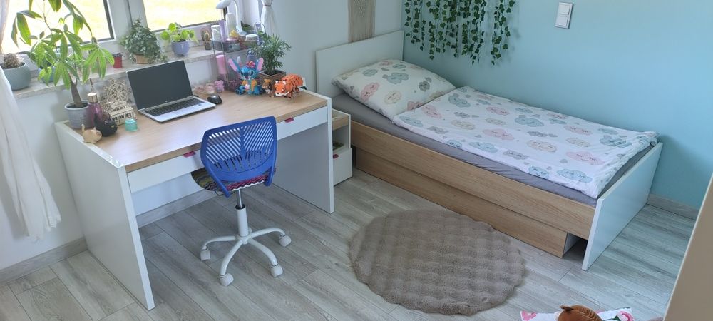 Meble dziecięce łużko z materacem, biurko, krzesło i szafka nocna