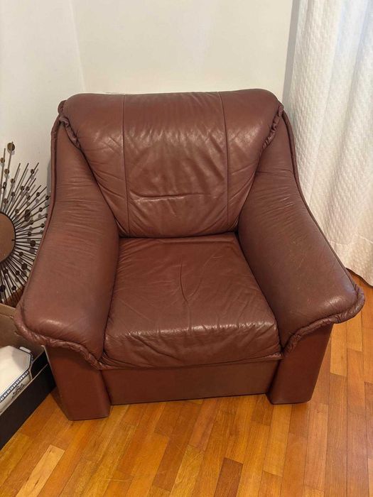 Duas poltronas em pele