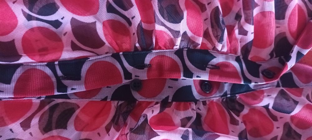Blusa de tule com desenho geometrico