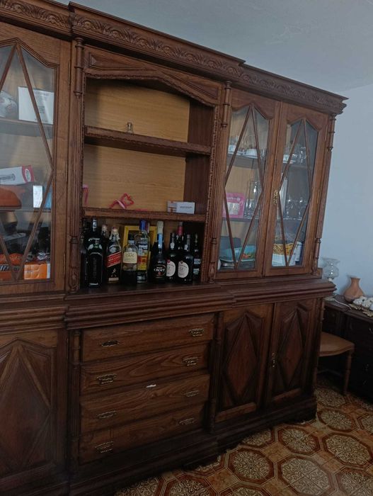Guarda loiça  e mesa con cadeiras