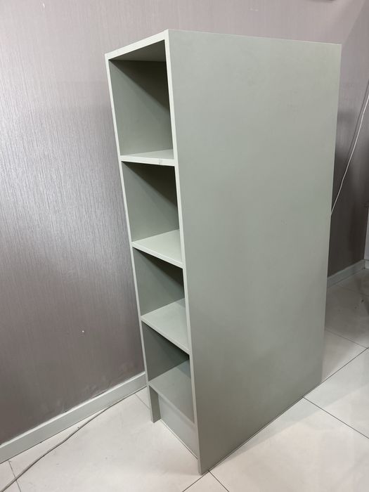 Estante com prateleiras escondidas