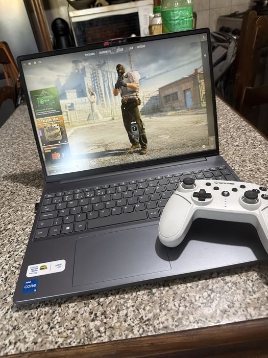 Notebook Lenovo 16 Gb de ram. E vai com um comtrole de jogos!