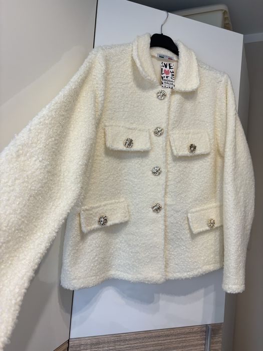 Biała kurtka boucle Alpaka z ozdobnymi guzikami elegancka