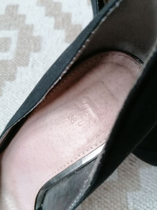 Par de sapatos de salto alto senhora