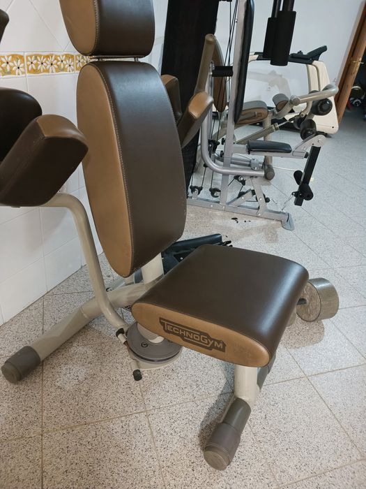 Ginásio Technogym com 9 máquinas