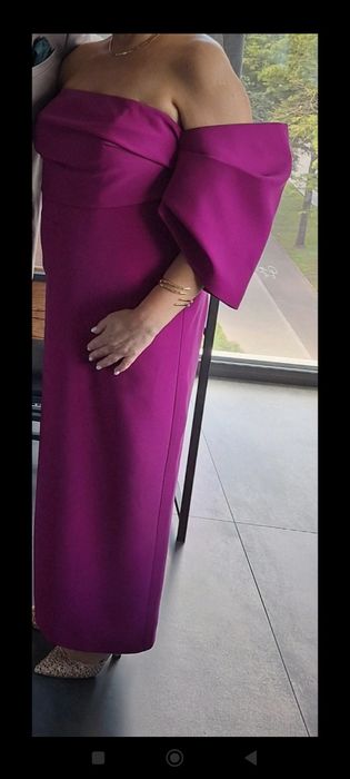 Niepowtarzalna sukienka wieczorowa z bufkami fuksja