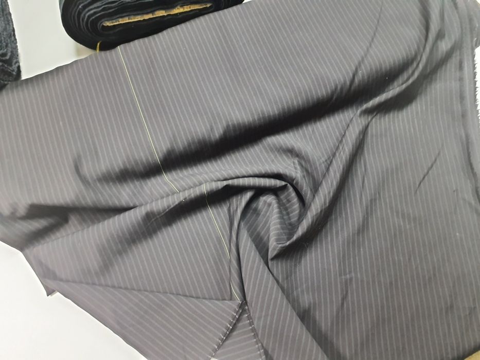 Tkanina czarna w paski z elastanem szer.152 cm.