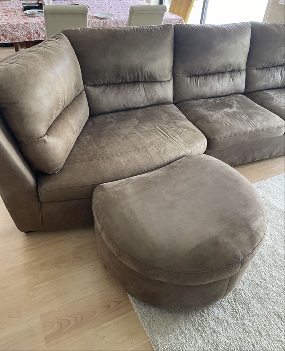 Sofá castanho com chaise longue