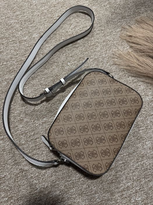 Torebka crossbody Guess Kamryn brązowa biała