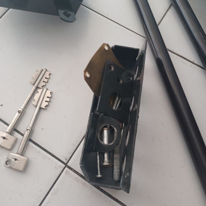 Vendo fecho de segurança para porta de entrada