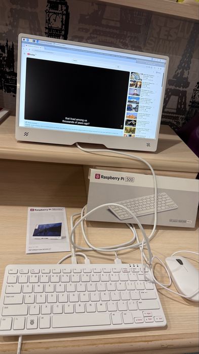 комп'ютер у клавіатурі Raspberry Pi 500 разом із Raspberry Pi Monitor