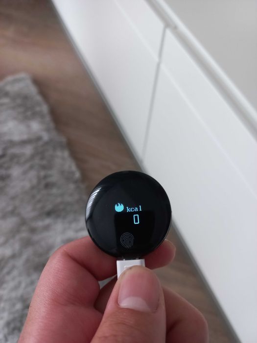 Selling smart bracelet, like new in box64751232399233123