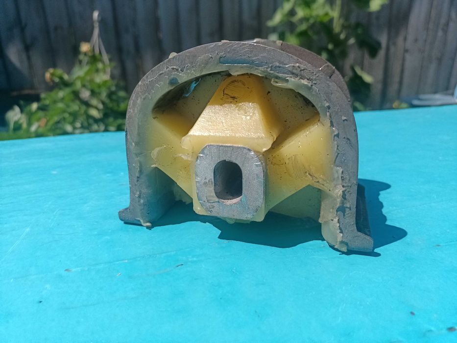 Сайлентблоки.Подушки.Поліуретан.VW TRANSPORTER T4/T5 VW Caddy Sharan