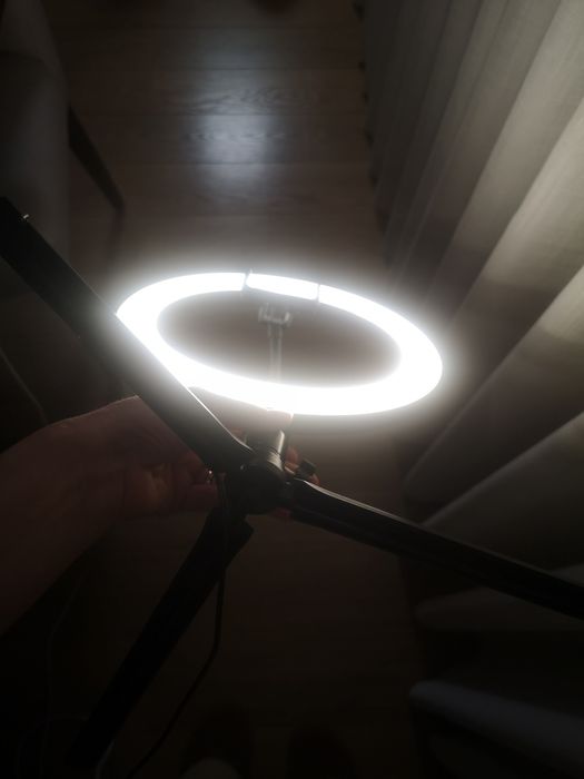 Luz LED portátil com apoio e suporte para telemóvel ajustável