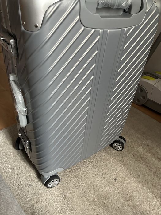 Walizka, duza, zamek na kod, nowa z rysą, zwrot