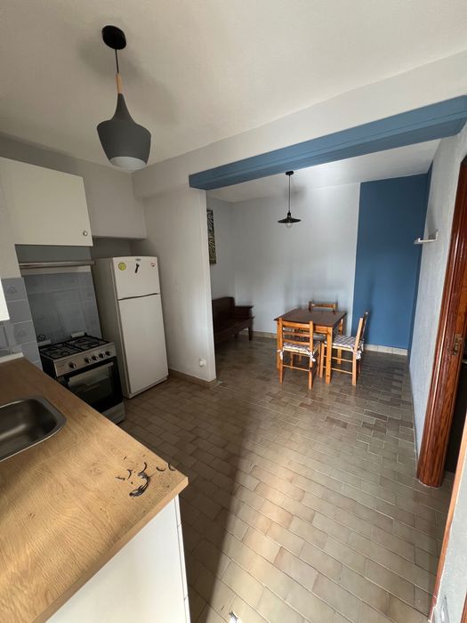 Alugo V2 rés do chão renovado