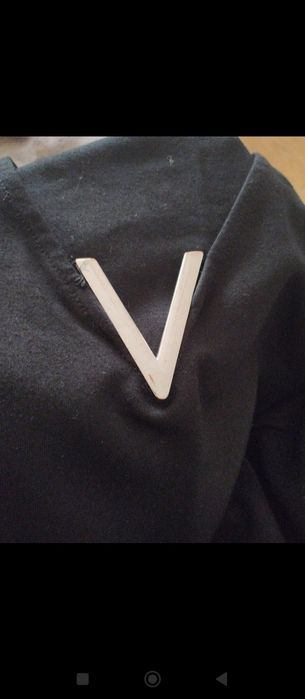 Czarna sukienka midi z ozdobnym dekoltem M