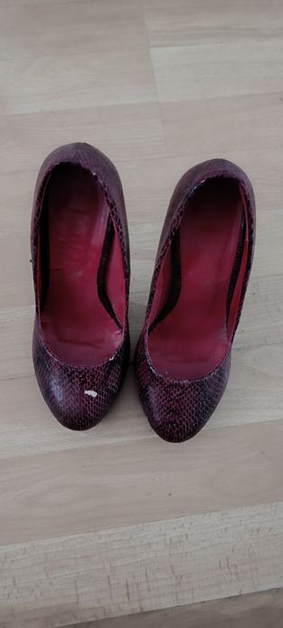 Sapatos vermelhos e pretos, tamanho 35 de salto alto. Tem uma falha de