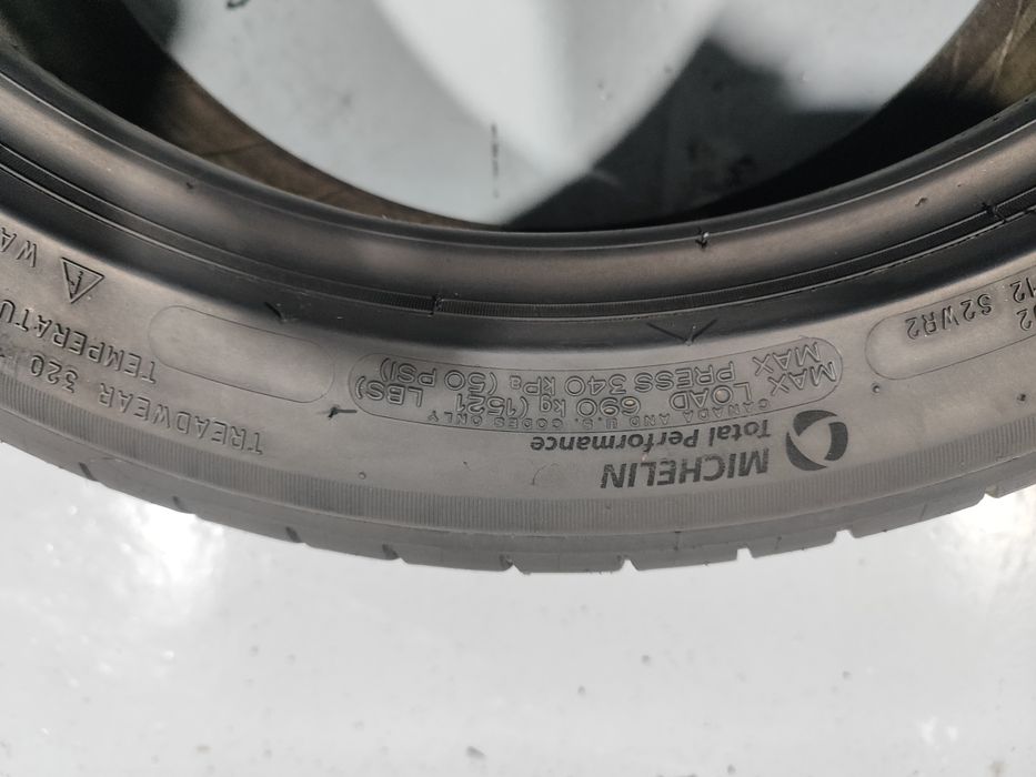 2 pneus semi novos 225-45R18 Michelin - Oferta dos portes