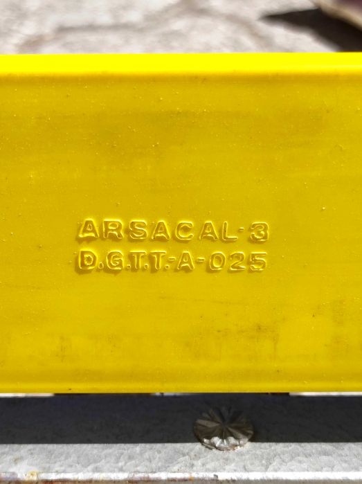 Triângulo antigo sinalização automóvel carro emergência (Arsacal)