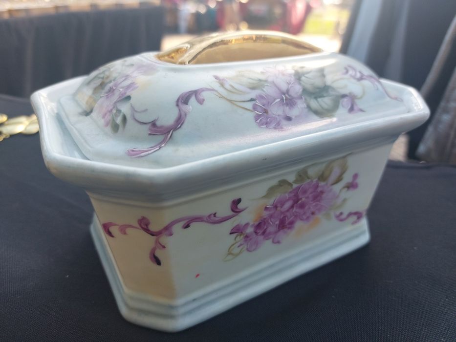 Caixa de porcelana vintage com tampa, caracterizada por um design hexagonal 

Com uma delicada pintura floral em tons de roxo e verde, complement