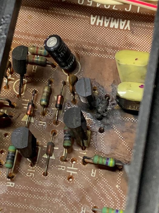 Продам усилитель Yamaha A-550. В защите. Цена с учётом ремонта.