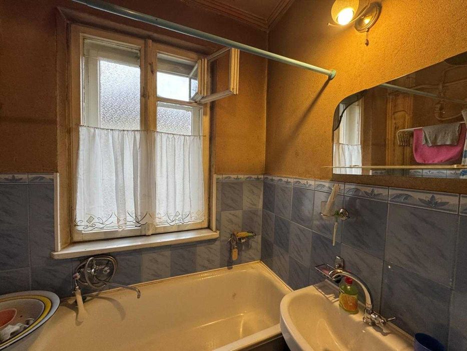 Продаж будинку з земельною ділянкою в центрі