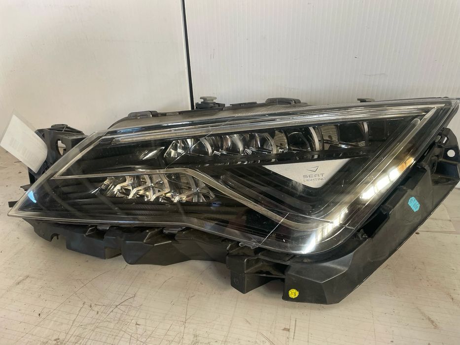 Ótica / farol esquerda SEAT Leon (5F1)