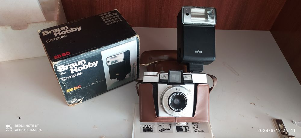 Máquina fotográfica Agfa Isoly vintage com flash Braun