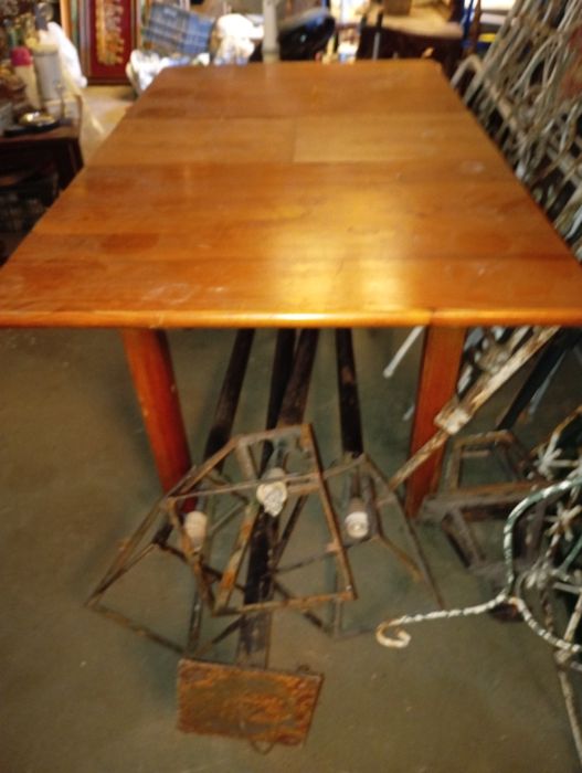 Vendo esta mesa muita bonita bom estado