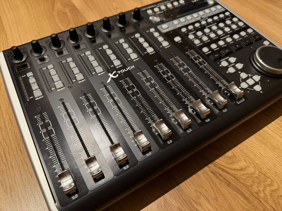 Behringer X-Touch kontroler MIDI
