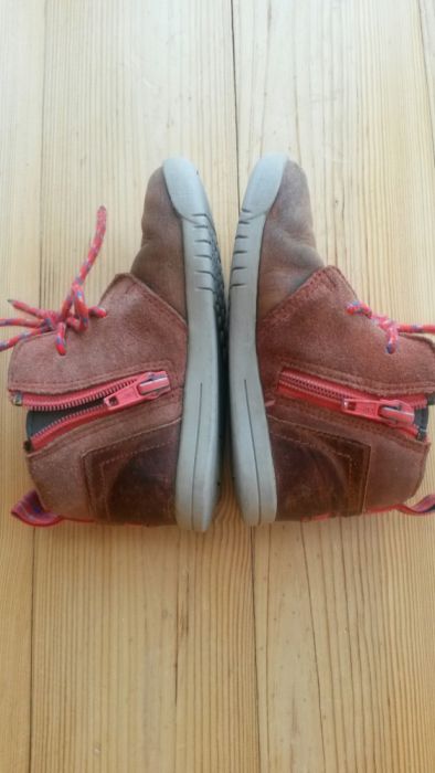 Продам осенние ботиночки ботинки clarks