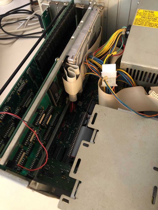 Commodore Amiga 2000 com acessórios.