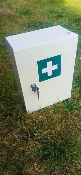Metalowa szafka  apteczkę pierwszej pomocy