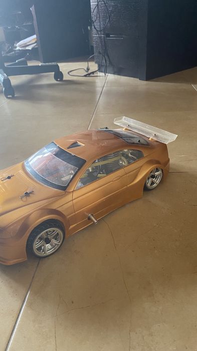 Carro telecomandado a gasolina