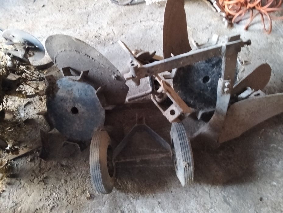 Moto emchada com várias faramentas